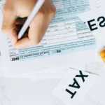 Auto-entrepreneur remplissant sa déclaration de revenus sur ordinateur