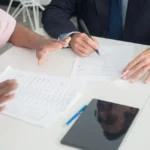 Conseiller financier présentant un bilan d'épargne salariale en entreprise