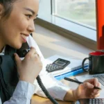 Conseillère bancaire au téléphone dans une agence Crédit Agricole Nord de France