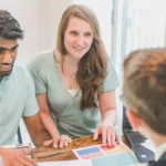 Couple analysant une simulation de prêt immobilier sur ordinateur portable