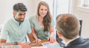 Couple analysant une simulation de prêt immobilier sur ordinateur portable