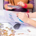 Ce que le simulateur de crédit immobilier de la banque postale ne vous dit pas vraiment Couple consultant un simulateur de crédit immobilier sur ordinateur portable