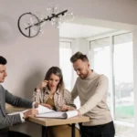 Couple senior signant un contrat de prêt immobilier avec conseiller bancaire