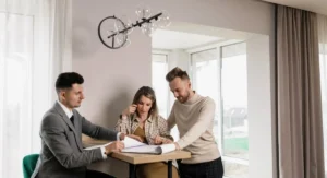 Couple senior signant un contrat de prêt immobilier avec conseiller bancaire