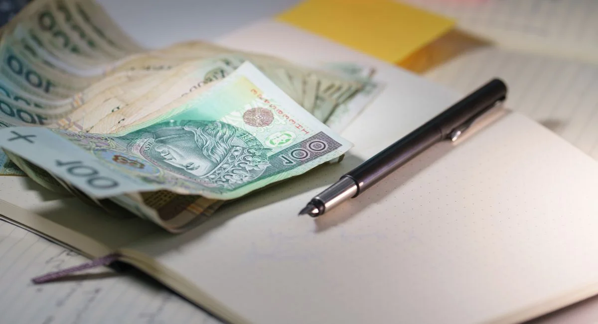 Couple signant un contrat d'assurance emprunteur dans une agence bancaire