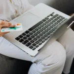 Écran d'ordinateur affichant une interface bancaire sécurisée avec données financières