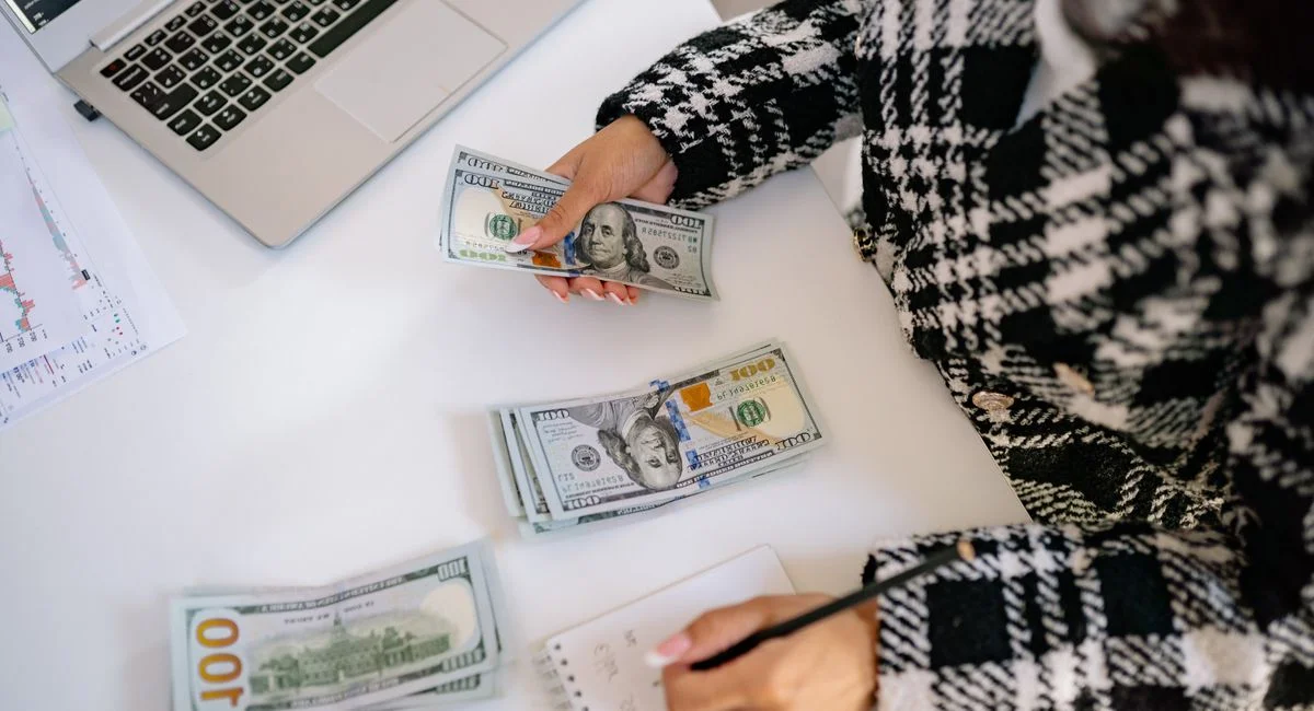 Femme analyste financière comparant des offres de PEA sur ordinateur