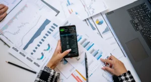 Femme analyste financière qui examine un tableau de trésorerie sur écran Excel