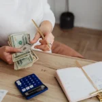 Femme consultant des documents bancaires liés à son plan épargne logement