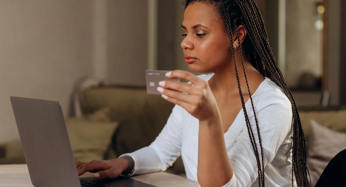 Femme consultant une simulation de rachat de crédit sur ordinateur portable