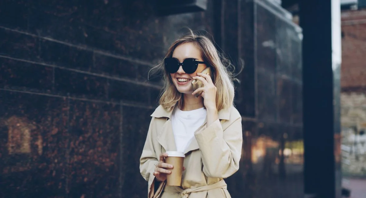Femme qui appelle son conseiller bancaire depuis un smartphone