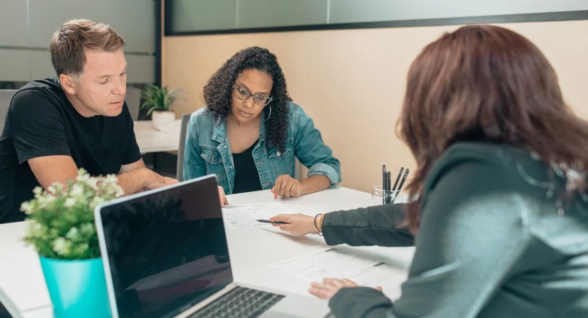 Femme signant un formulaire bancaire pour clôturer un PEL
