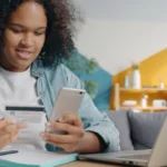 Homme consultant son espace bancaire en ligne sur ordinateur portable
