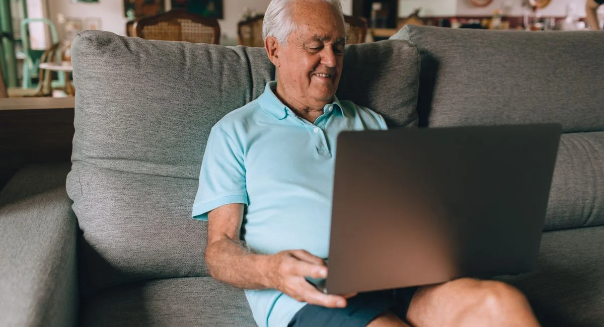 Homme consultant son relevé de carrière retraite sur ordinateur portable