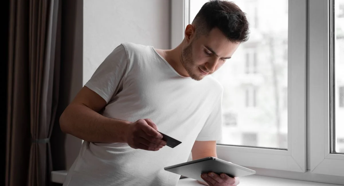 Homme consultant son téléphone pour une demande de crédit fractionné en ligne