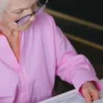 PFU ou impôt sur le revenu après 8 ans d'assurance vie : le vrai arbitrage fiscal Homme consultant un document fiscal sur son contrat d'assurance vie