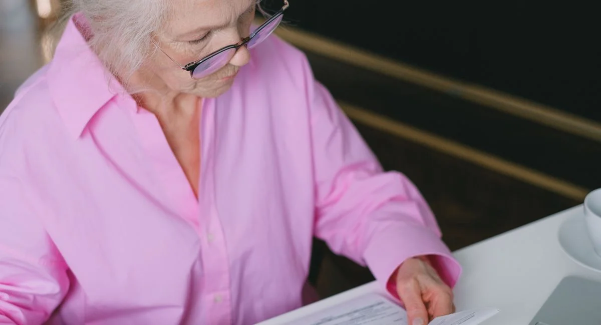 Homme consultant un document fiscal sur son contrat d'assurance vie