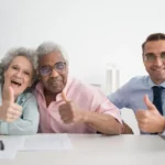 Homme de 60 ans consultant des documents de retraite à son bureau