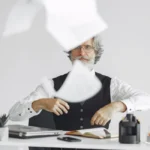 homme de 60 ans consultant ses documents de retraite à son bureau