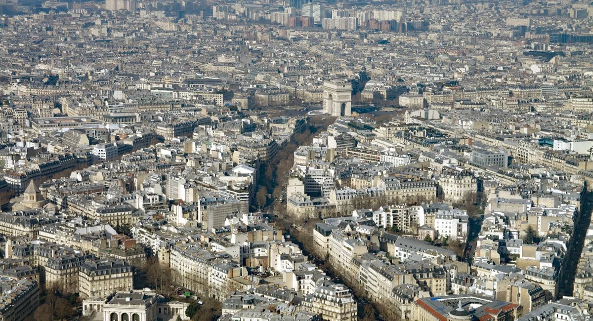 Investisseur immobilier analysant une carte des villes françaises pour placement Pinel