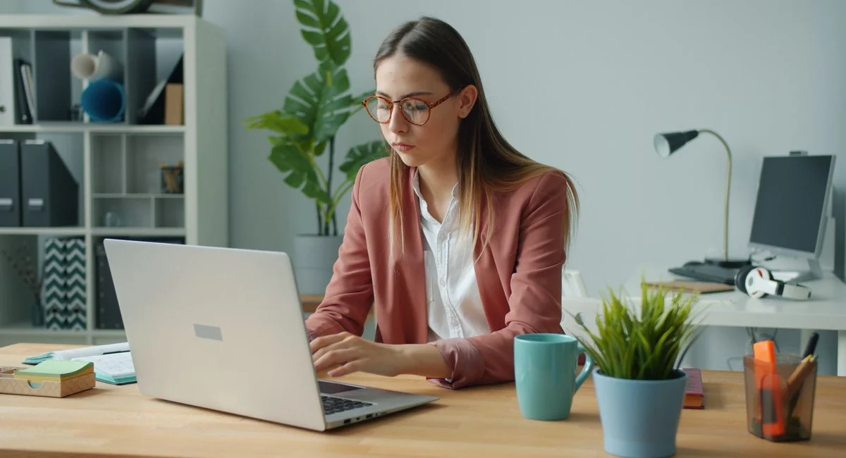 Investisseur particulier analysant des projets de start-up sur écran d'ordinateur