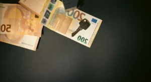 Lettre recommandée d'assureur posée sur un bureau avec contrat habitation