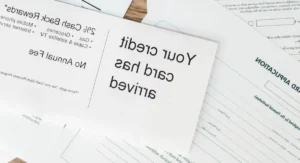 Main tenant un document bancaire RIB avec code IBAN visible