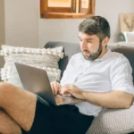 Votre tableau de bord CESU urssaf.fr enfin décrypté Particulier employeur connecté à son tableau de bord CESU sur ordinateur