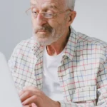 Personne âgée remplissant un formulaire de retraite sur ordinateur portable