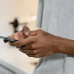 Personne consultant son application bancaire pour vérifier un virement IBAN