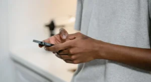 Personne consultant son application bancaire pour vérifier un virement IBAN