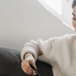 Personne effectuant un virement bancaire en ligne sur smartphone avec RIB
