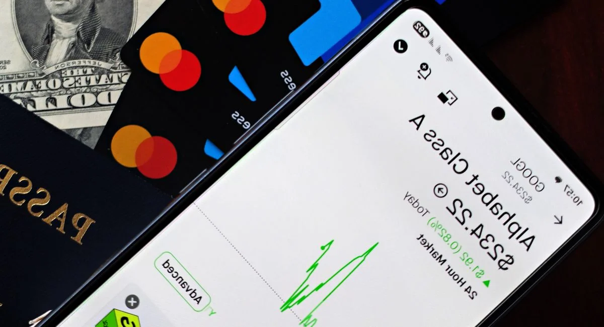 Personne ouvrant un compte bancaire en ligne sur smartphone sans paperasse