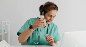 Professionnel de santé hospitalier consultant son espace personnel en ligne sur ordinateur