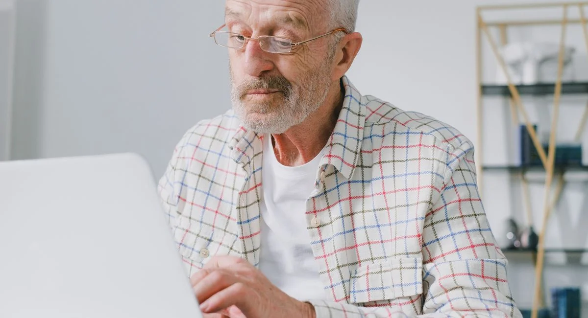 Retraité consultant son espace personnel Agirc-Arrco sur ordinateur portable