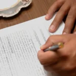 Retraité tenant une lettre officielle devant un tribunal français