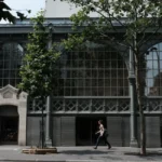 Architecture d’immeuble triplex écologique à façade bois, scène urbaine responsable