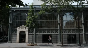 Architecture d’immeuble triplex écologique à façade bois, scène urbaine responsable