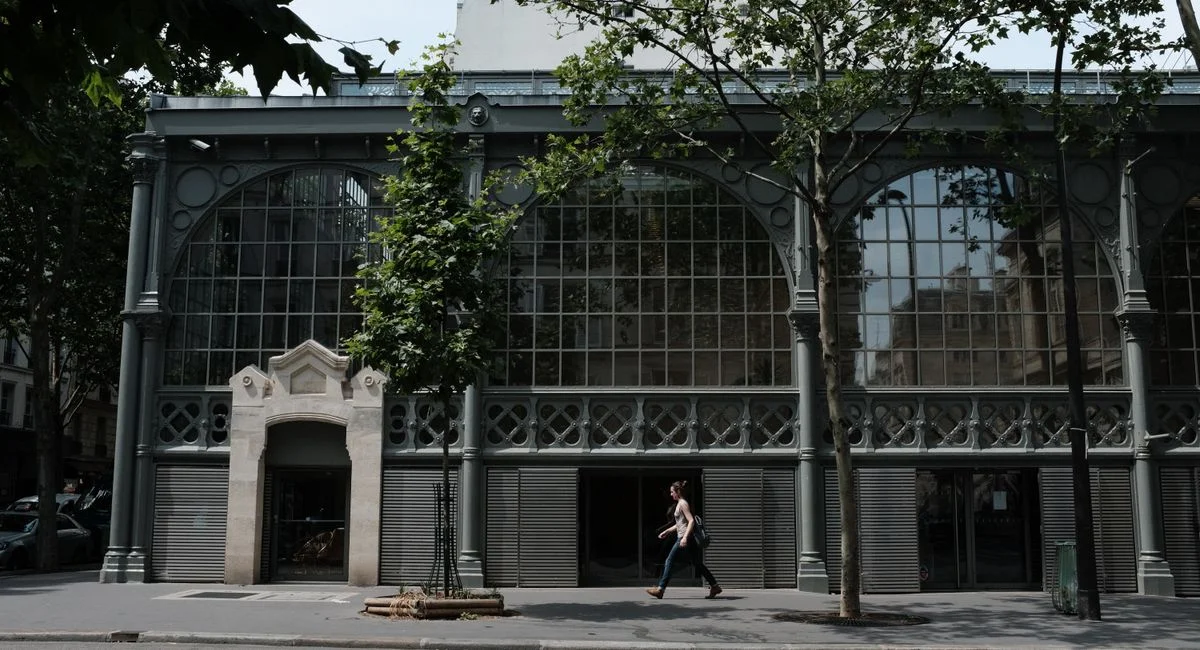 Architecture d’immeuble triplex écologique à façade bois, scène urbaine responsable