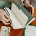 Pourquoi votre livret ordinaire crédit mutuel ne vous rapporte presque rien (et comment changer ça) ? Carnet d’épargne posé sur une table avec une calculatrice