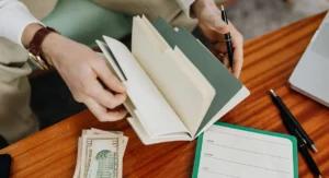 Carnet d’épargne posé sur une table avec une calculatrice
