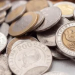Plafond du Livret A en 2020 : les banques ne vous disent pas Carnet épargne ouvert posé sur table avec pièce de monnaie à côté