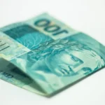 Carnet Livret A posé sur table en bois avec billets euros