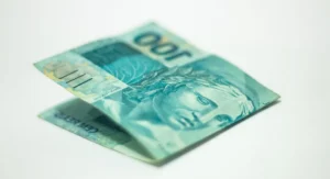 Carnet Livret A posé sur table en bois avec billets euros