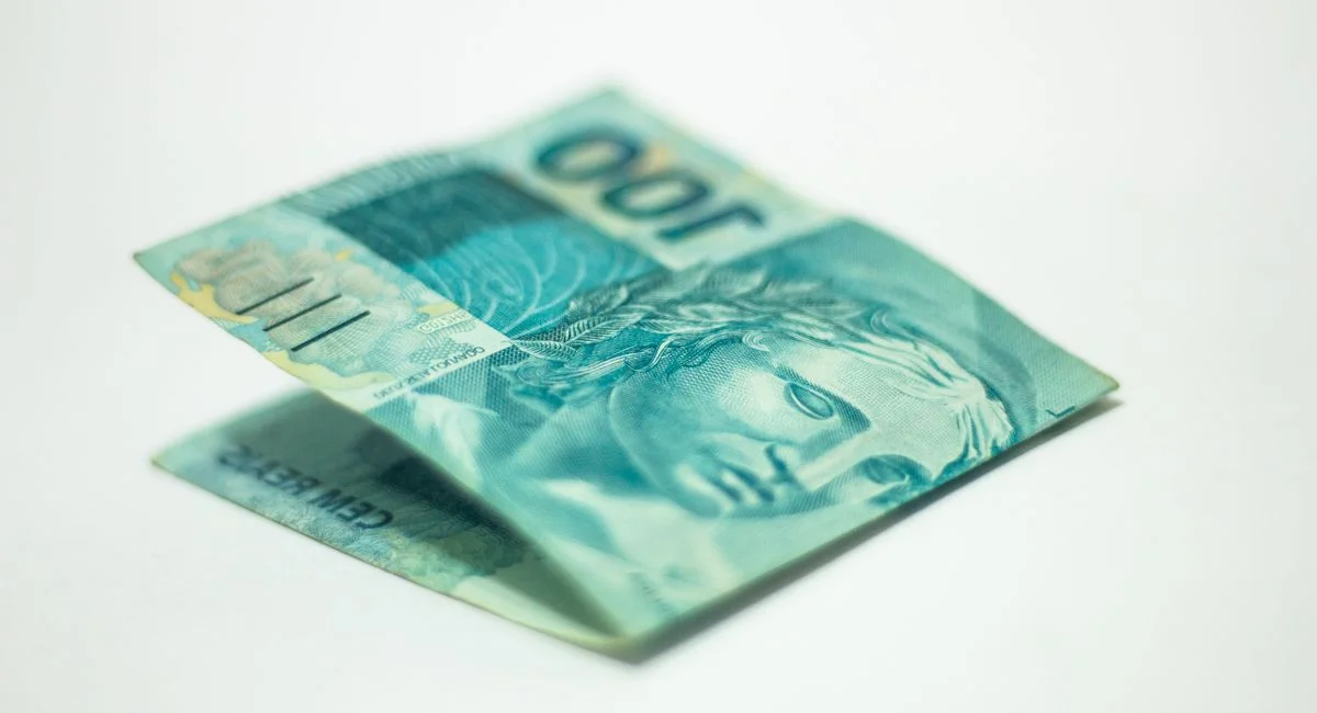 Carnet Livret A posé sur table en bois avec billets euros