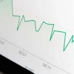 Entrepreneur regarde ses statistiques Google Discover sur ordinateur portable
