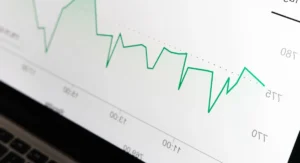 Entrepreneur regarde ses statistiques Google Discover sur ordinateur portable