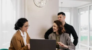 Femme devant écran vérifiant son épargne retraite avec conseiller bancaire