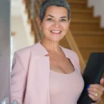 Femme regarde le relevé de son plan retraite à la banque