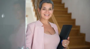Femme regarde le relevé de son plan retraite à la banque